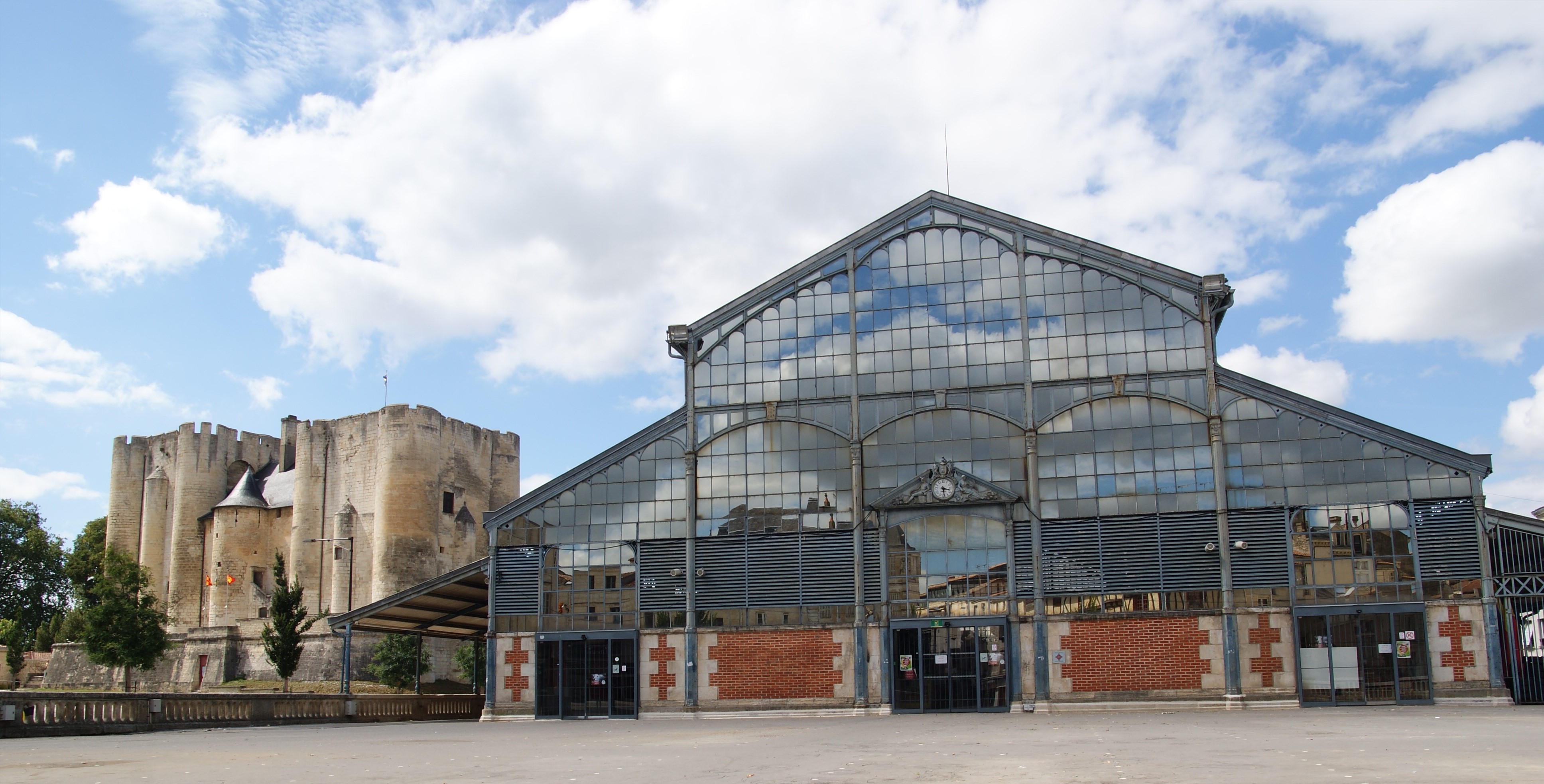 Les halles et le donjon Les halles et le donjon