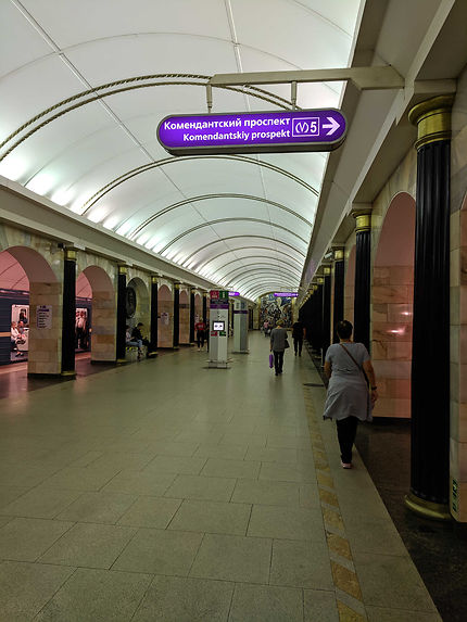 Panneaux violets du métro de Saint-Pétersbourg