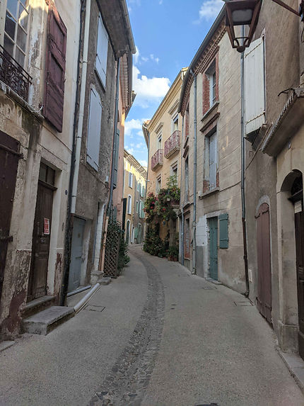 Ruelle qui monte vers la place à Sauve