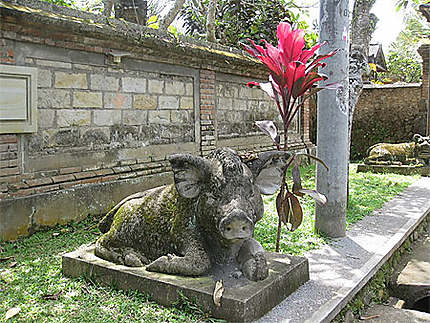 Statue de cochon du côté de Campuan