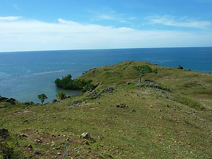 La plage de Watulajar les collines environnantes