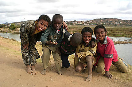 Enfants de la digue sur la route d'Ivato