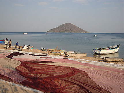 Filets de pêche sur la plage de Chembe