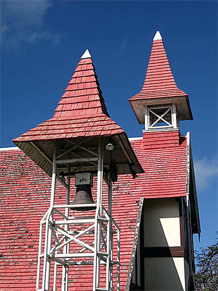 Petite église au toit rouge