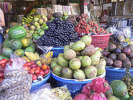 Etalage de fruits au marché de Denpasar