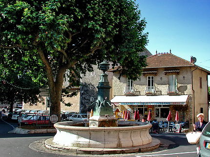 Place du village de St-Cézaire sur Siagne