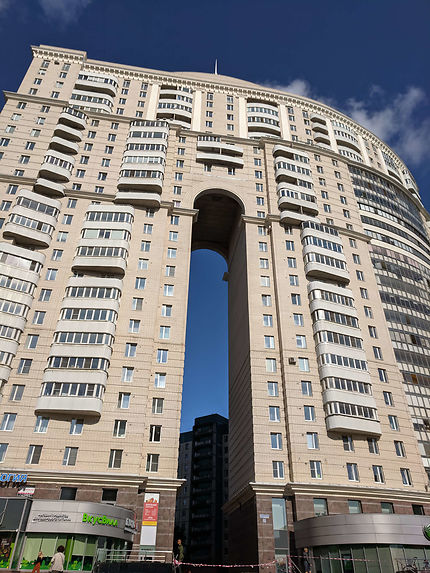 Immeuble troué à Saint-Pétersbourg