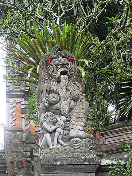 Statue du côté de Campuan