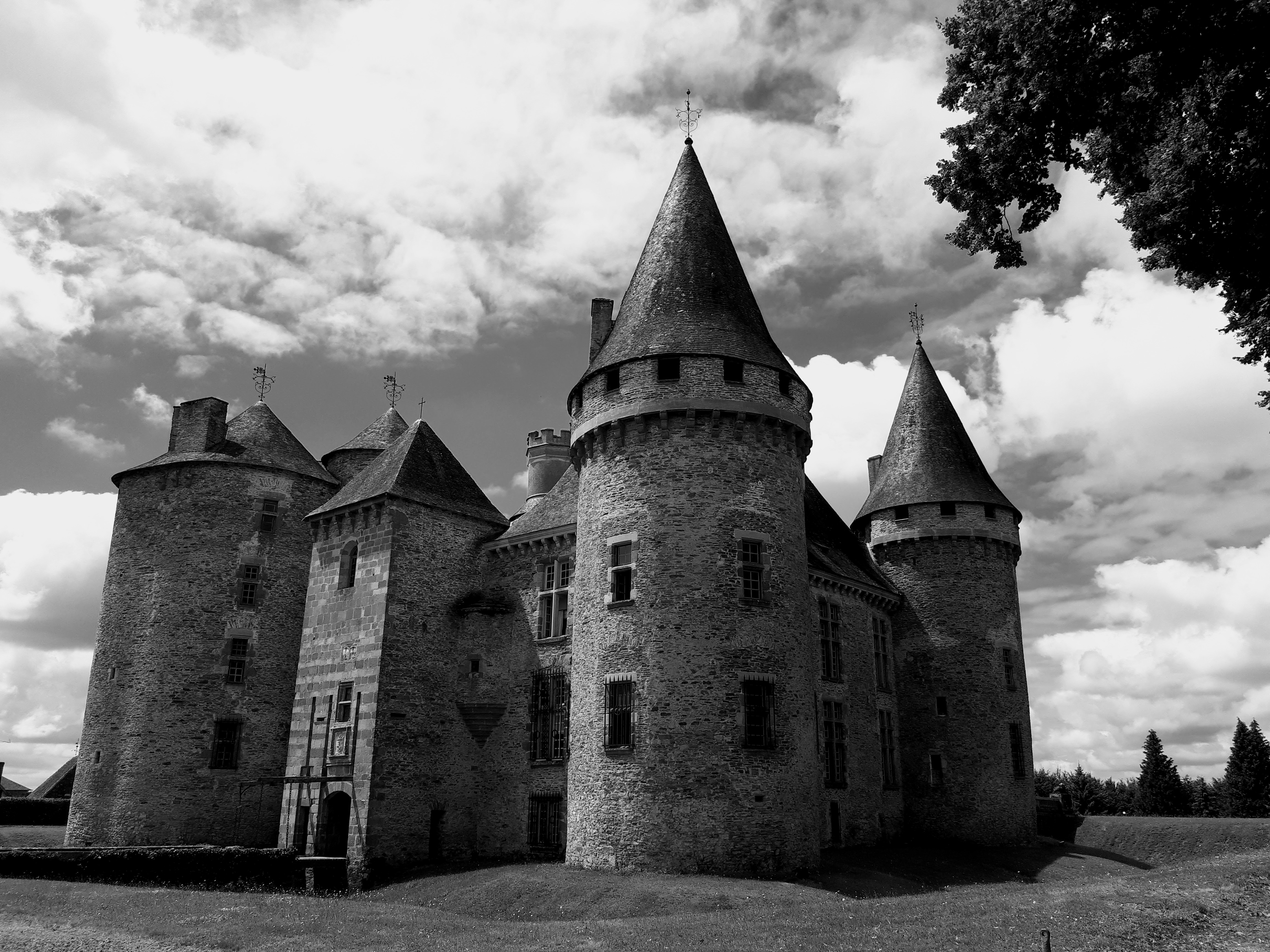 Chateau De Coussac Bonneval Chateaux Noir Et Blanc Perigord Dordogne Aquitaine Bordelais Landes Routard Com