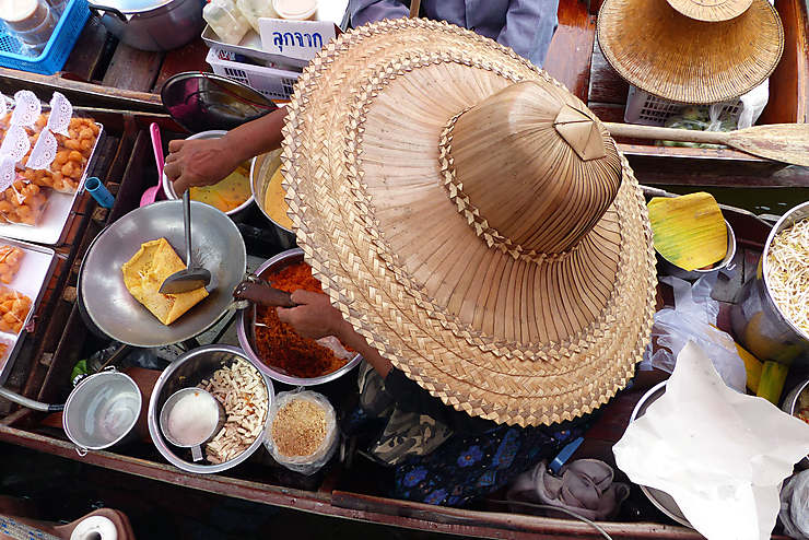 Marchande du petit marché flottant de Tha Kha, Thaïlande
