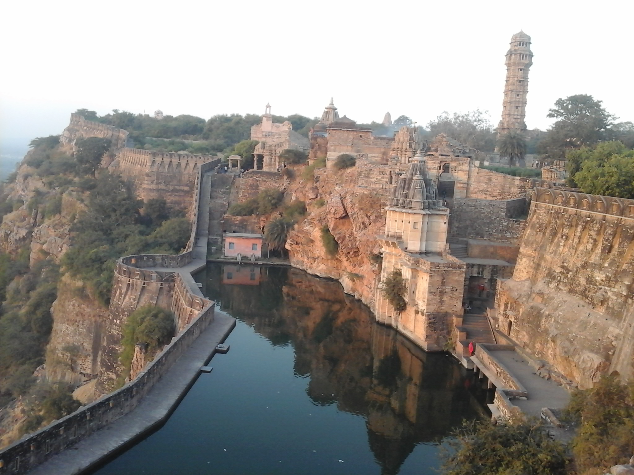 Le fort de Chittorgarh avec la tour de la victoire Le fort de Chittorgarh avec la tour de la victoire