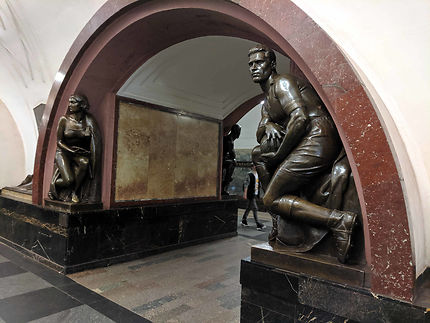 Statues au métro de Moscou