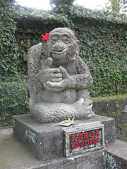 Statue de singe du côté de Campuan