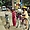 Fillettes à velo dans les rues de Hoi An