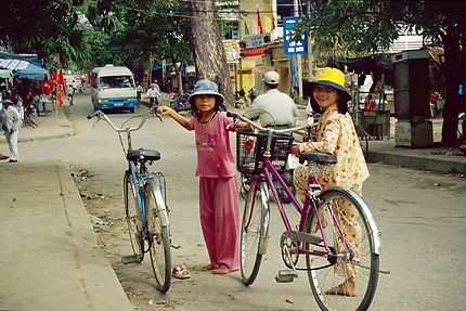 Fillettes à velo dans les rues de Hoi An