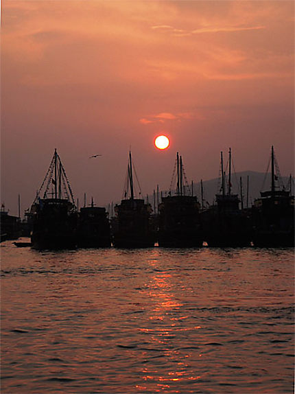 Coucher de soleil dans le port de la baie d'Ha Long