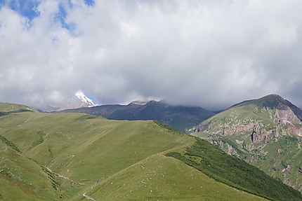 Vue vers le mont Kazbek depuis l'église Guerguéti