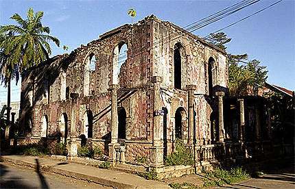 Ruine coloniale à Hell Ville