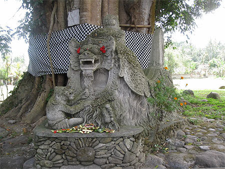 Barong en statue du côté de Campuan