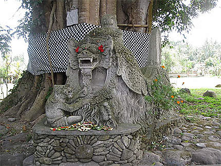 Barong en statue du côté de Campuan