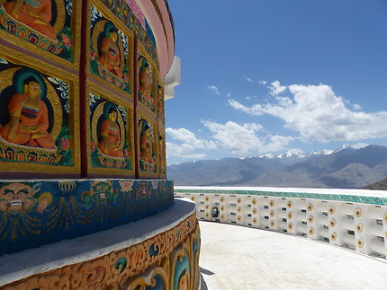 Shanti stupa et chaine du Stok Kangri ( 6153 m.) 