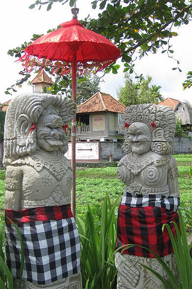 Couple de statue du côté de Campuan