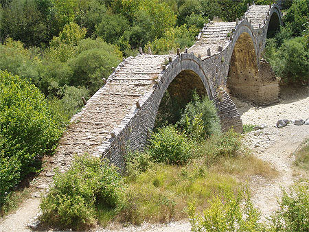 Pont de pierre près de Kipi Pont de pierre près de Kipi