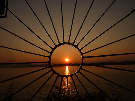 Coucher de soleil sur le lac Inlé