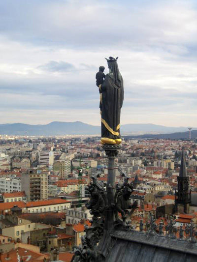La vierge en haut de la cathédrale