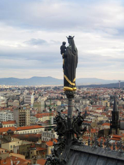 La vierge en haut de la cathédrale La vierge en haut de la cathédrale