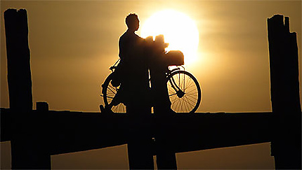 Cycliste sur le pont U Bein