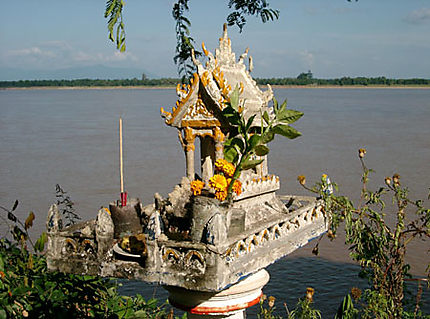 autel de prieres au bord du mekong