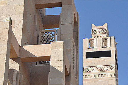 Minaret moderne de la grande mosquée d'Al Ain