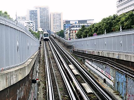 Le métro traverse la Seine Pont de Bercy