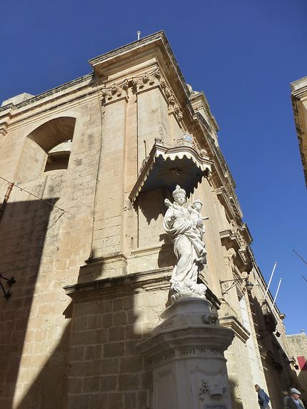 Statue dans la rue principale de Mdina, Malte