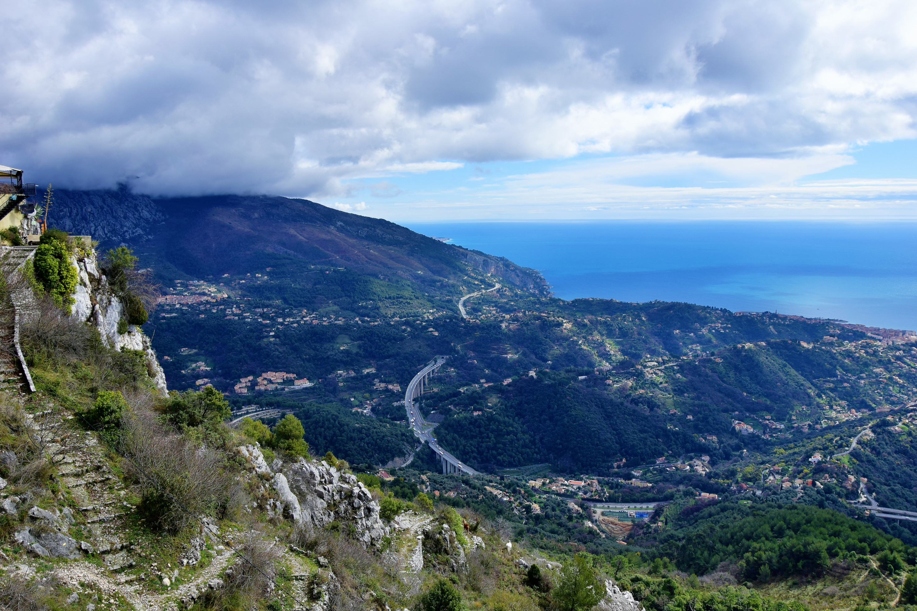 L'arrière-pays de Menton L'arrière-pays de Menton