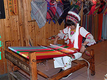 Tisseuse en habit traditionnel