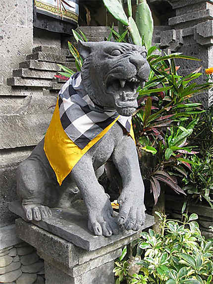 Statue dans la Rue JL Kajeng
