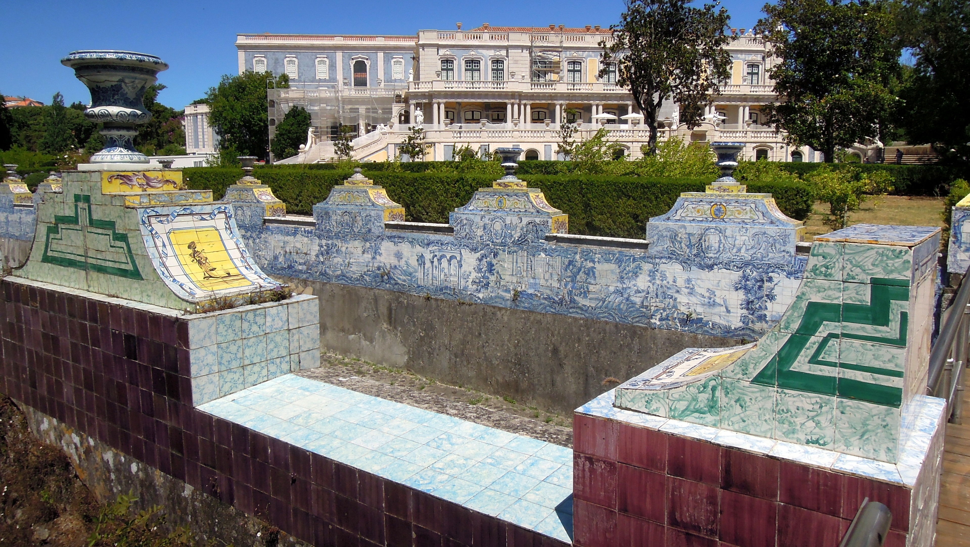 Azulejos dans le parc du palais de Queluz