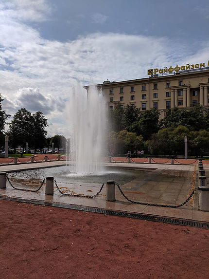 Placette avec fontaine à Saint-Pétersbourg