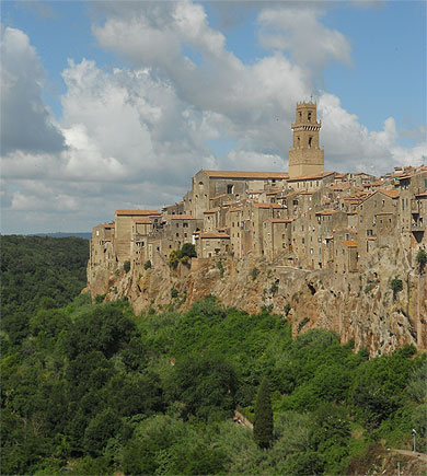 Le village mythique de Pitigliano sur son rocher de tuf