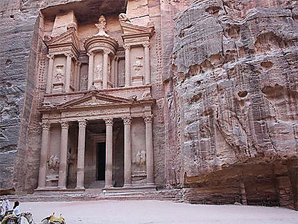 Le trésor de Petra en soirée : une perle rose