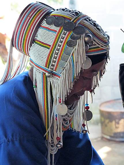 Femme portant la coiffe traditionnelle Akha