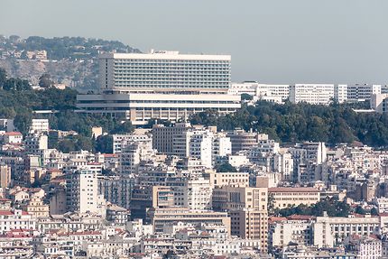 Alger, ses immeubles et l'hôtel El Aurassi
