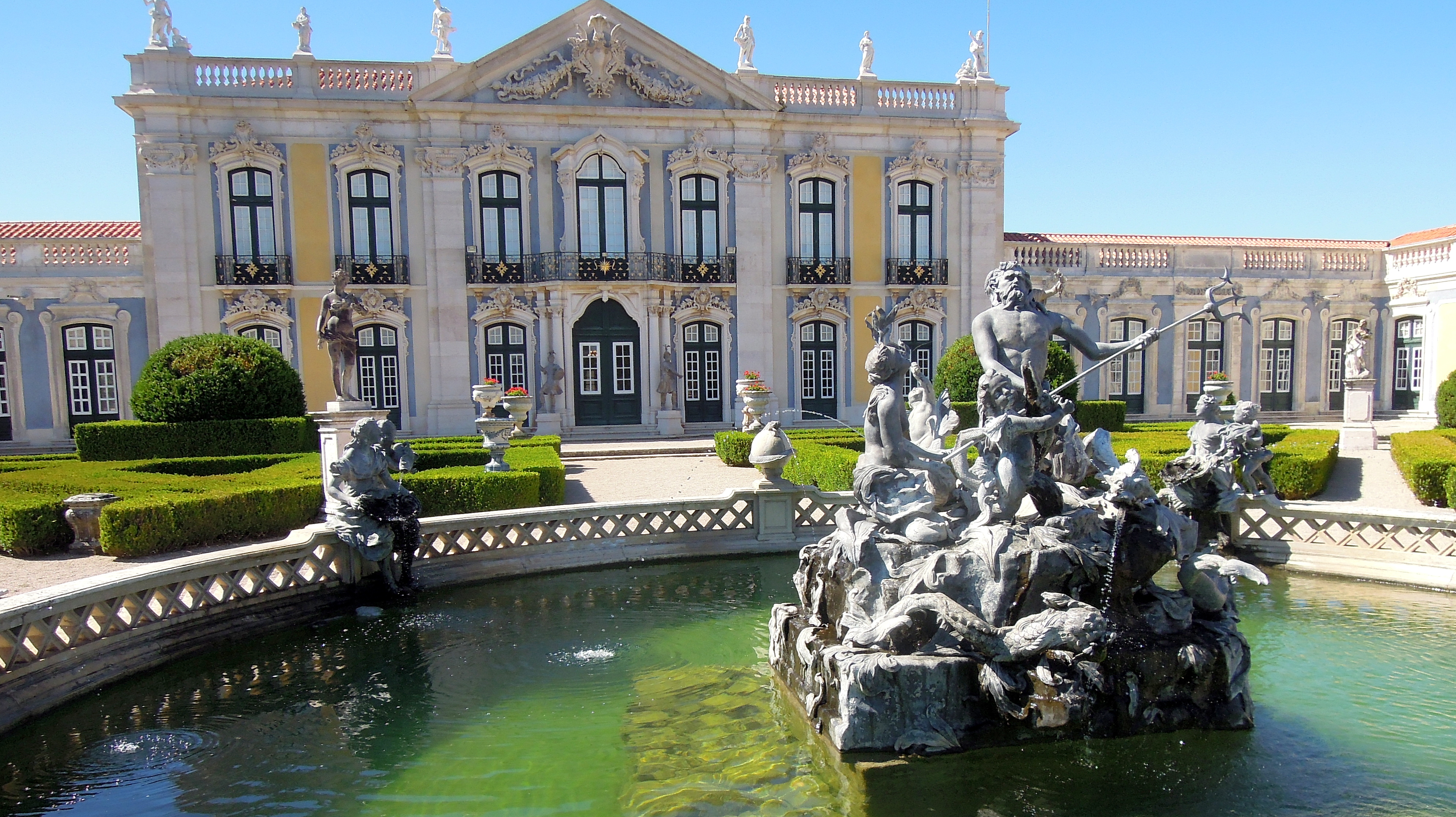 Jeux d'eau dans le parc du palais de Queluz Jeux d'eau dans le parc du palais de Queluz
