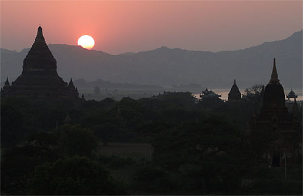 Coucher de soleil depuis la pagode de Shwesandaw