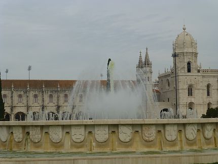 L'eau monte à Mosteiro dos Jerónimos, Lisbonne