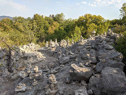 Nombreux mini cairns