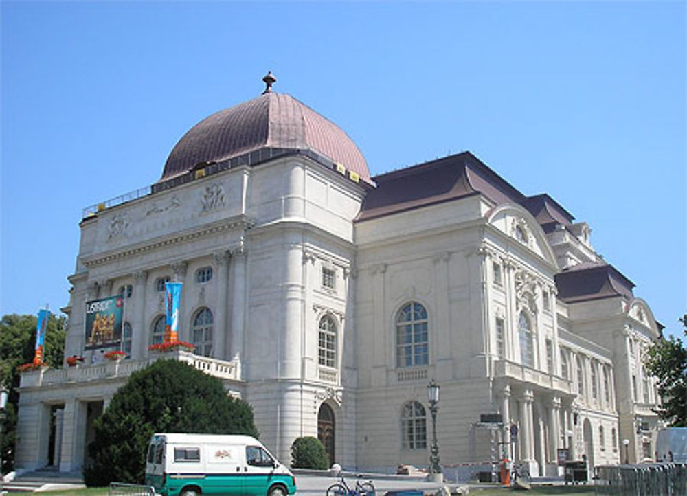 Opernhaus