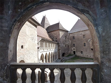 Cour du chateau de Hunedoara Cour du chateau de Hunedoara